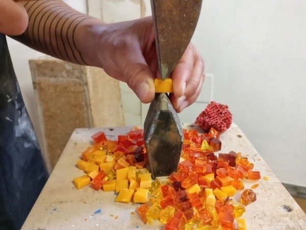 Rossella Casadio taglio delle tessere di smalto veneziano con martellina e tagliola mosaico tecnica